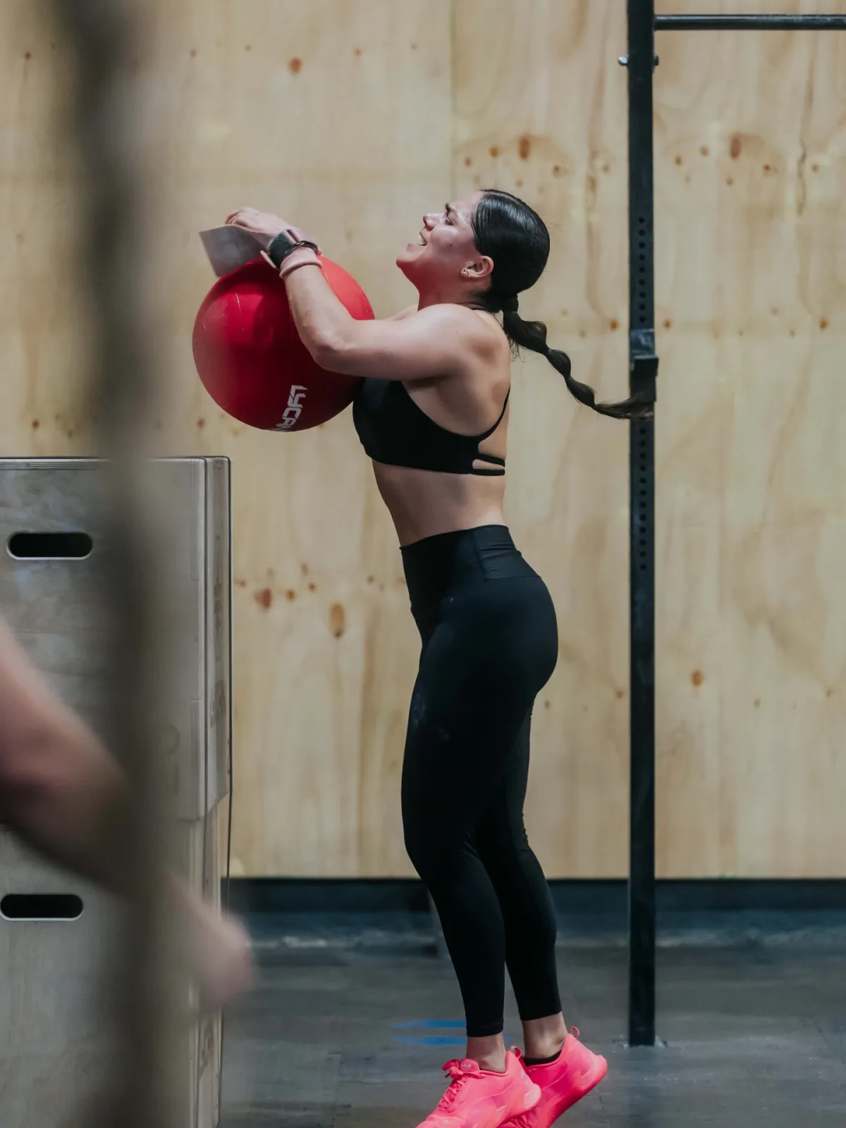Atleta realizando wall balls durante una clase de CrossFit en Magik